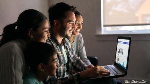 A family searching for low income housing in San Francisco online